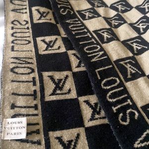 LV scarf
